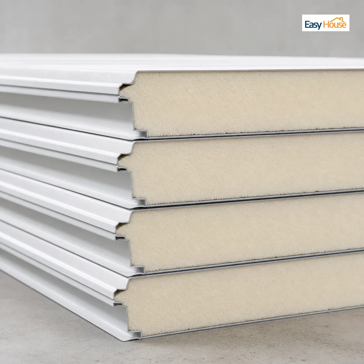 ผนัง isowall แผ่นแซนวิชพาเนลผิวเรียบสีขาว ตัดให้เห็นไส้ฉนวน — The Easy House